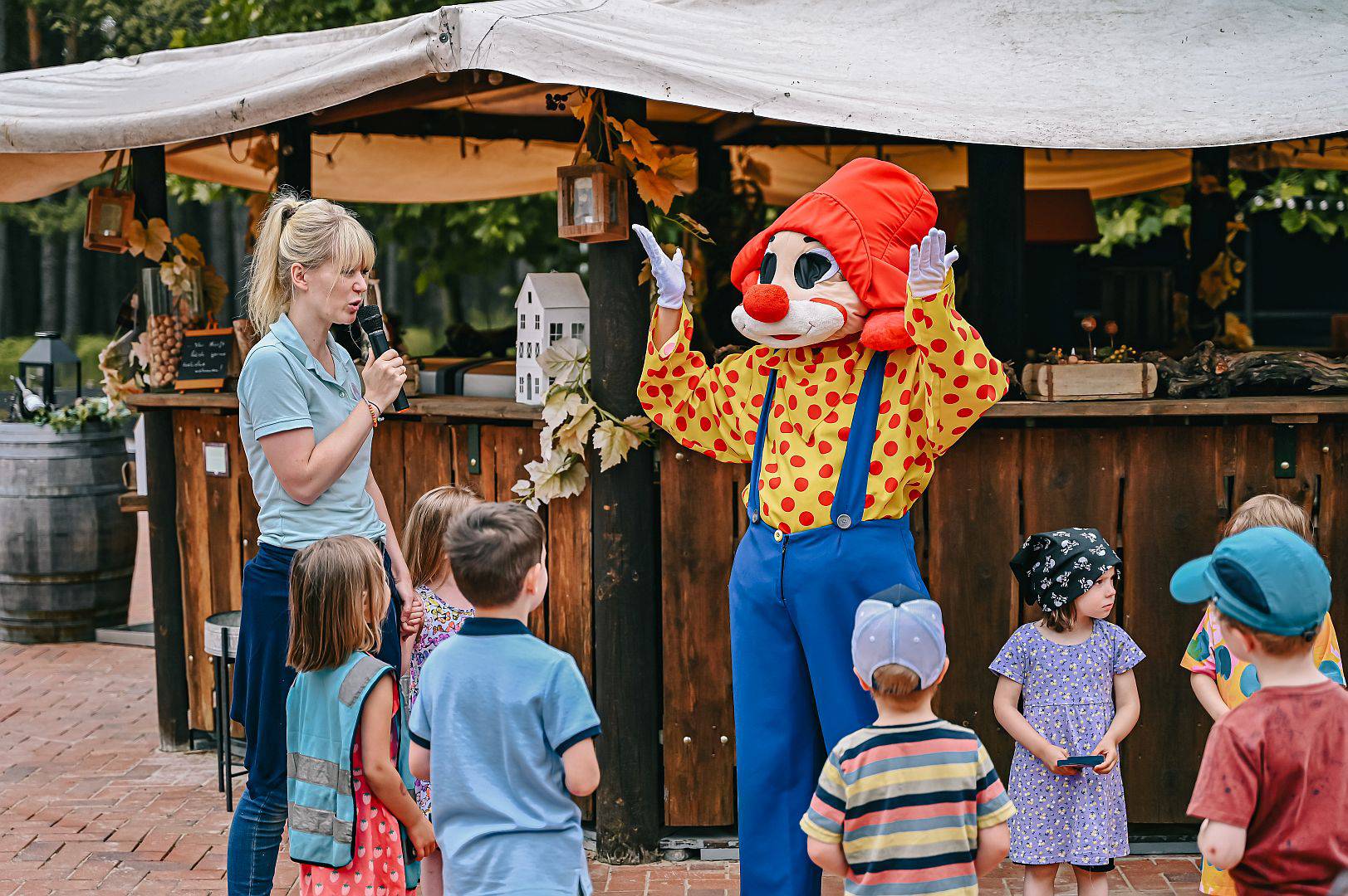 Kindertreuerin moderiert mit Happy bei den Kindern 