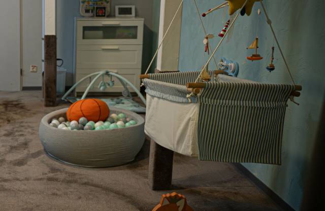 Kleinkinderbetreuungsraum mit Hängebett, Bällebad und Spielhimmel