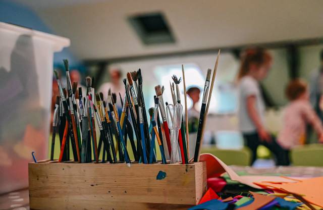 Nahaufnahme des Pinselkastens und Kindern im Hintergrund