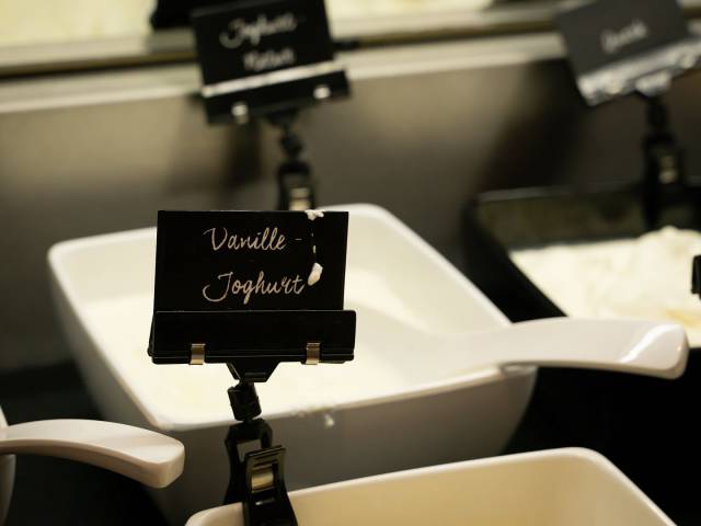 Nahaufnahme am Frühstücksbuffet von Vanille Joghurt