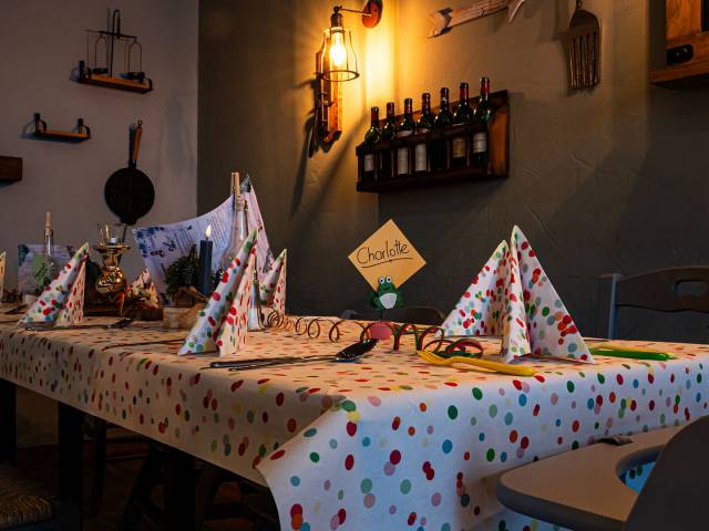 Bunt dekorierter Tisch im Restaurant mit Namensschild