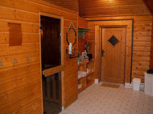 Vorraum der Sauna mit Handtüchern, Regelwerk und Dekoration