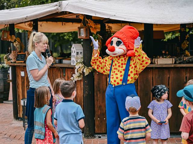 Kindertreuerin moderiert mit Happy bei den Kindern 