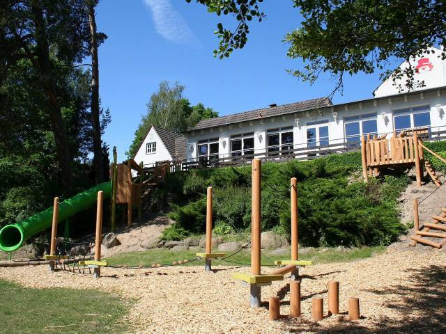 Spielplatz am Hang beim Hotel Borchards Rookhus, mit Balanciermöglichkeiten und Rutsche