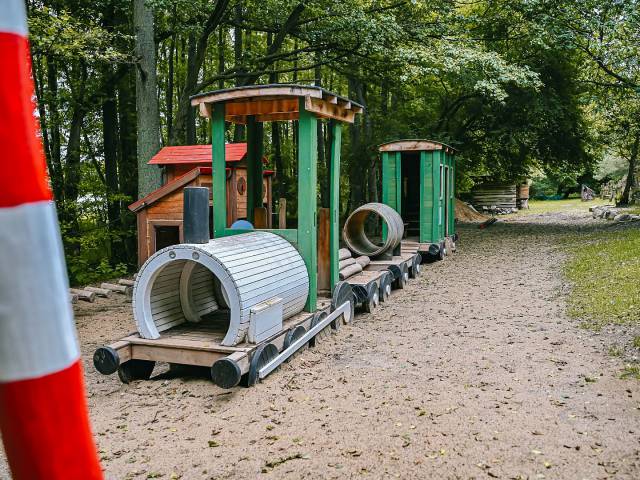 Am Spielplatz ein Westernzug aus Holz auf dem gespielt werden kann