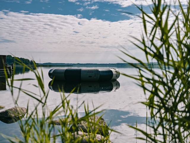 Wassertrampolin auf großem Labussee