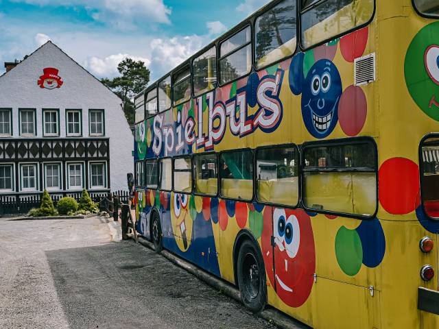 bunter Spielbus des Hotel Borchards Rookhus