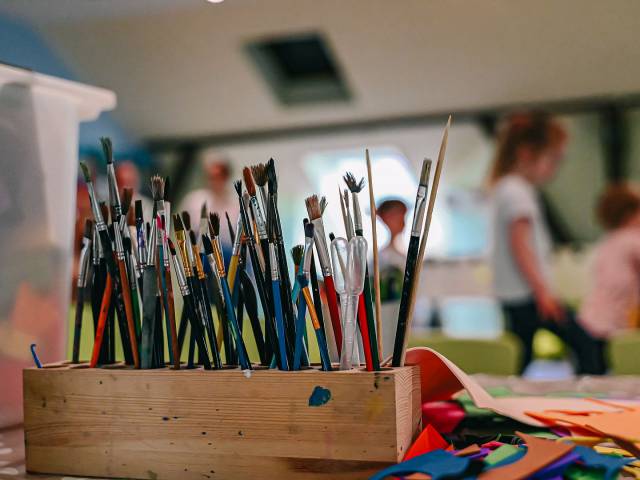 Nahaufnahme des Pinselkastens und Kindern im Hintergrund