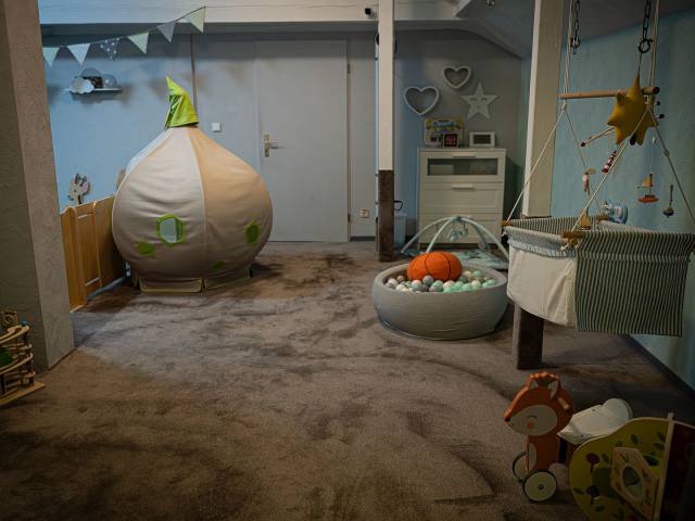 Ruheraum für Kleinkinder, mit Tipi, Hängebett, Bällebad, Spielhimmel