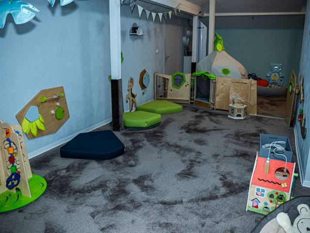 Raum für Kleinkinder mit Teppich, Matten, Tipi und Spielsachen