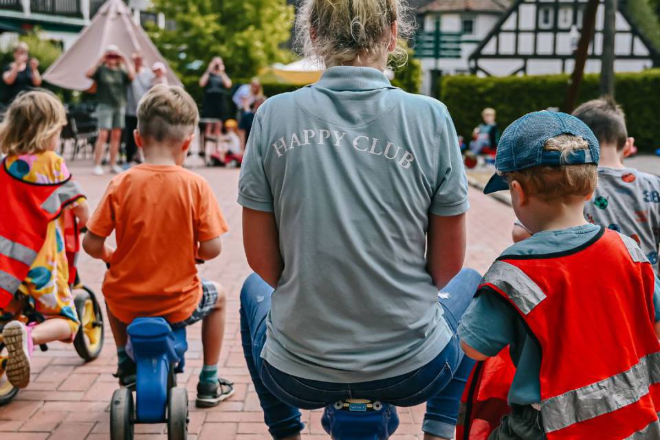 Kinder machen ein Wettrennen auf dem Laufrad mit den Kindern