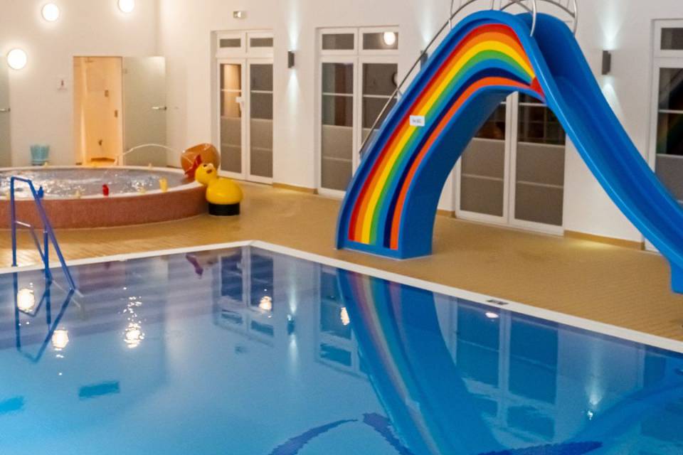 Schwimmbad mit Blick auf Pool, Rutsche und Babybecken im Borchards Rookhus