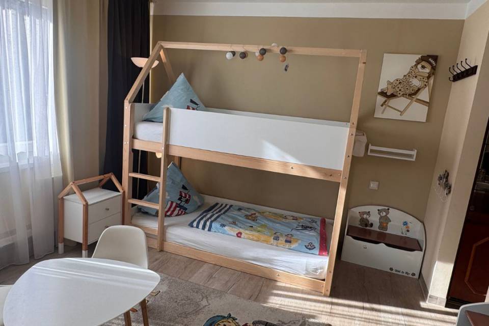 Zimmer mit Hochbett, Tisch für Kinder