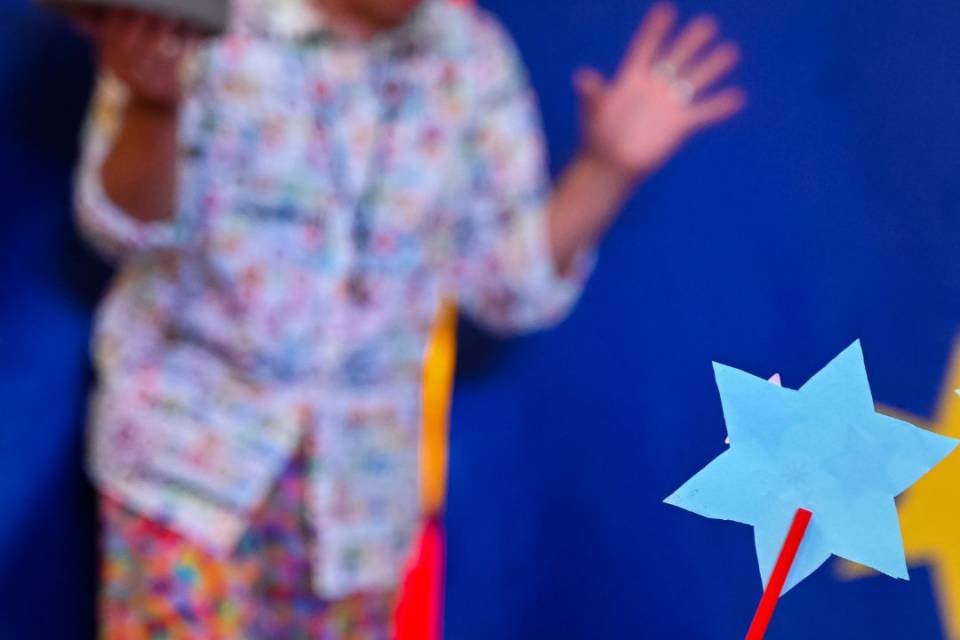 Zauberer bei Animationsshow für die Kinder