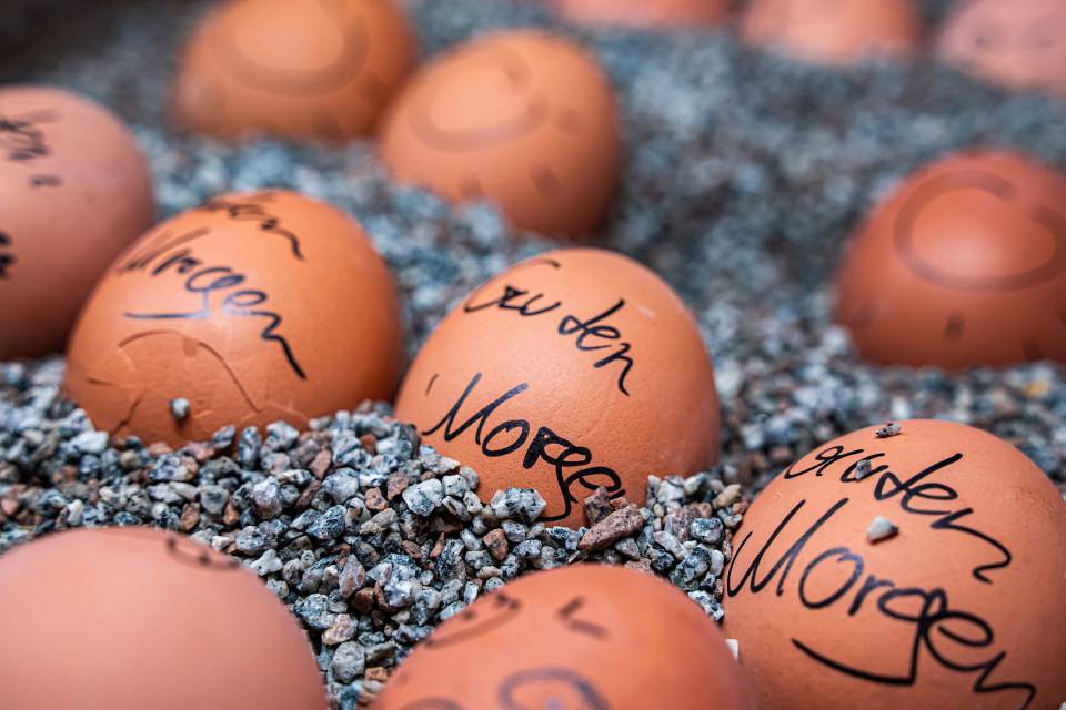 Beschriftete Eier mit Text, Gesichtern und Sonne im Frühstücksbuffet