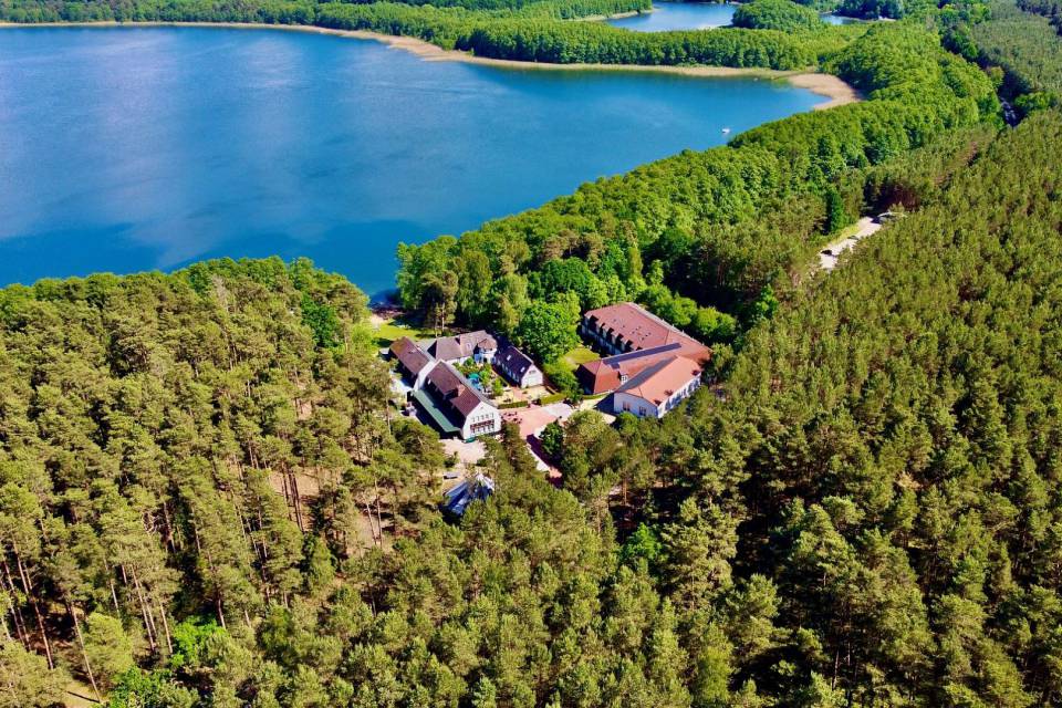 Luftaufnahme des Hotels Borchards Rookhus im Wald mit dem großen Labussee