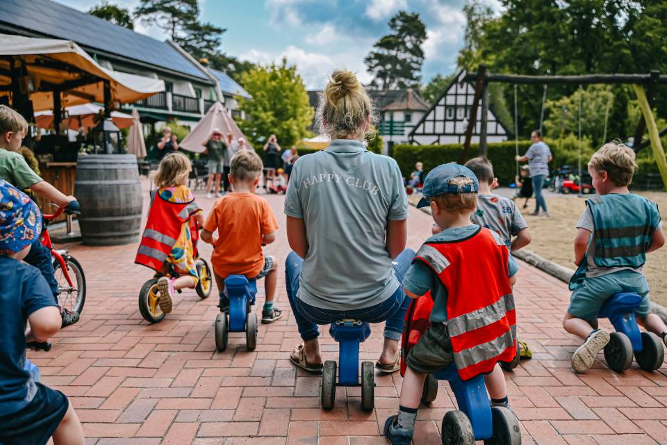 Der Happy Club macht ein Rennen mit Bobby Cars