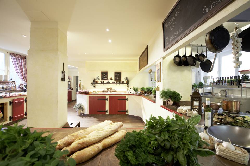In der Country Kitchen der offenen Show Küche werden alle Büfetts gereicht