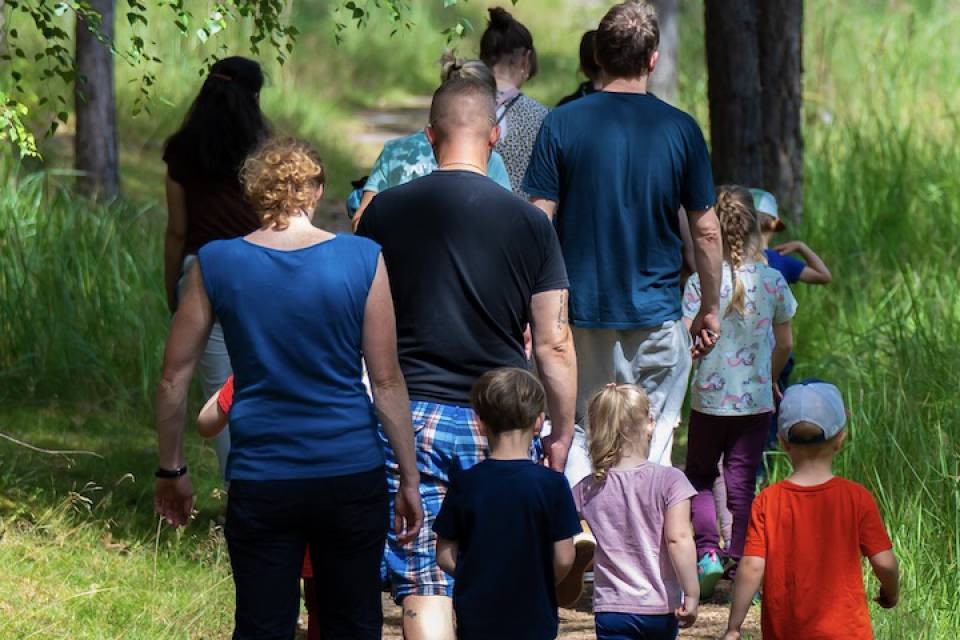 Erwachsene und Kinder sind auf einem Spaziergang durch den Müritz Nationalpark