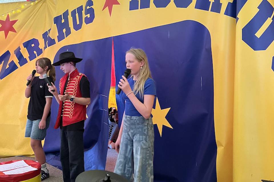 Zwei Jeans, Mädchen und ein Junge singen im Zirkuszelt in Rookhus