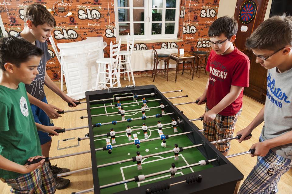 Kinder am Tischkicker im Teensclub
