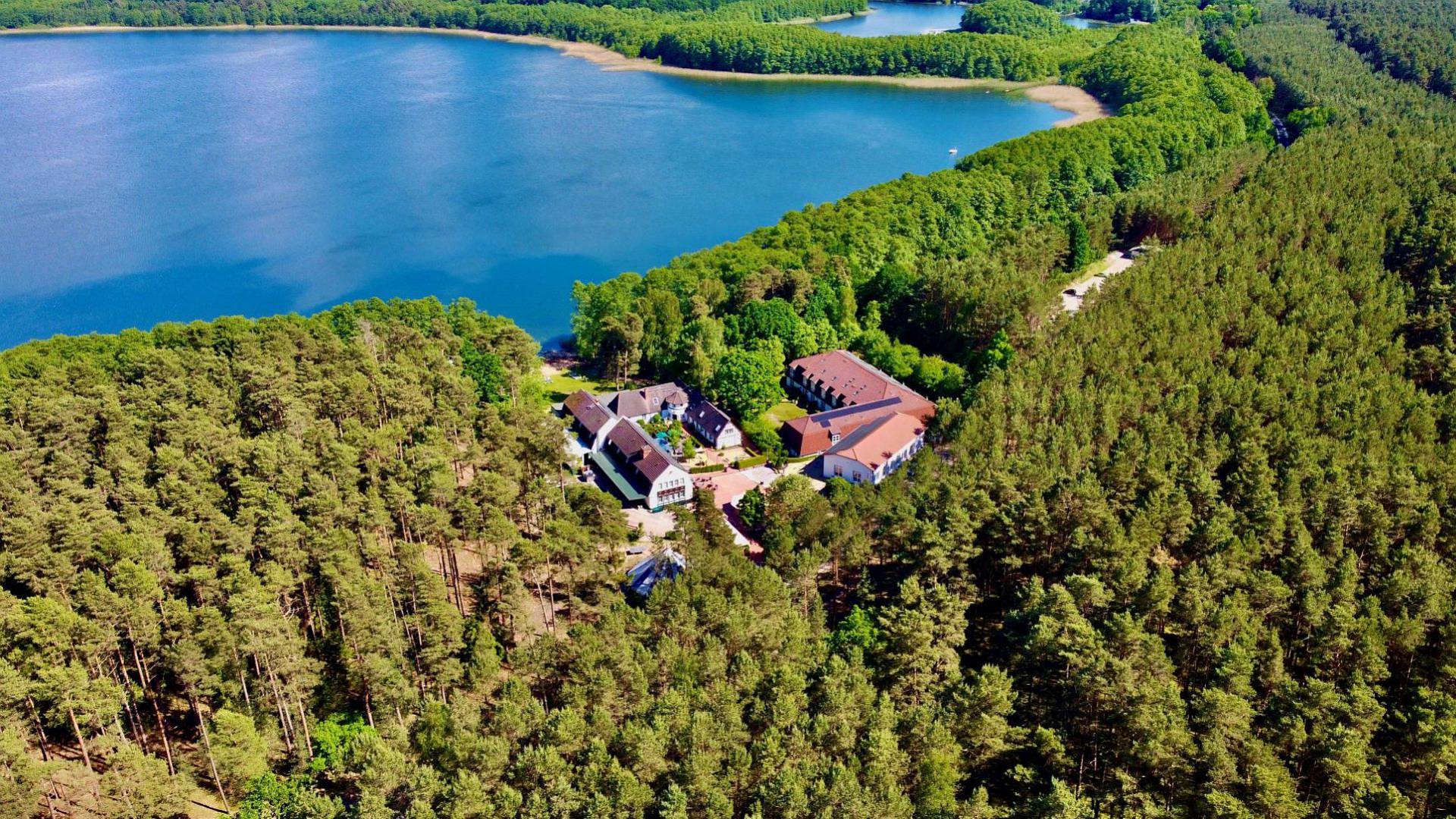 Luftaufnahme des Hotels Borchards Rookhus im Wald mit dem großen Labussee