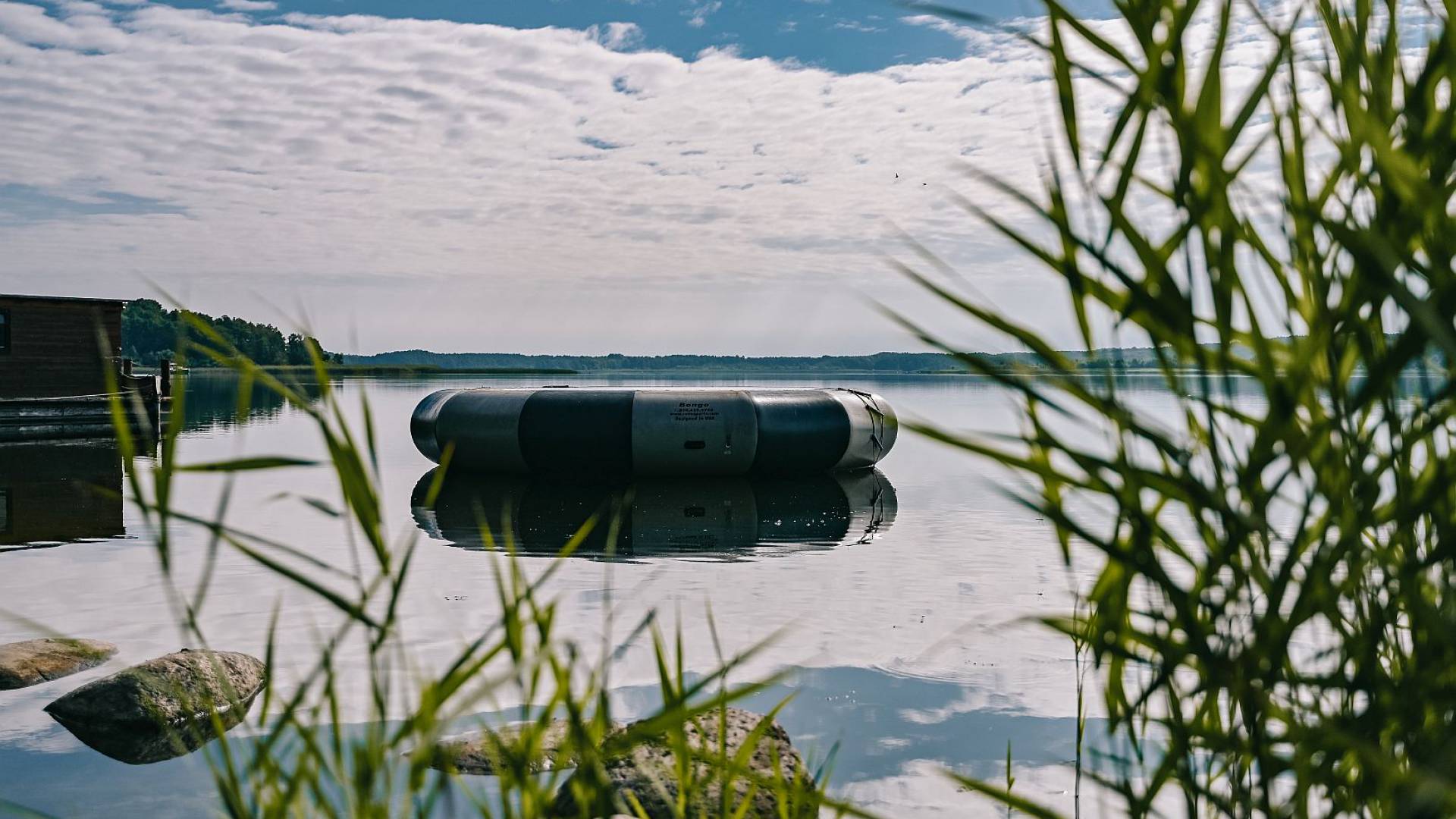 Wassertrampolin auf großem Labussee