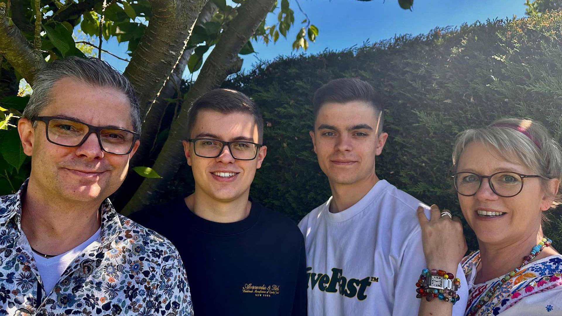 Familienbild der Gastgeberfamilie mit Söhnen