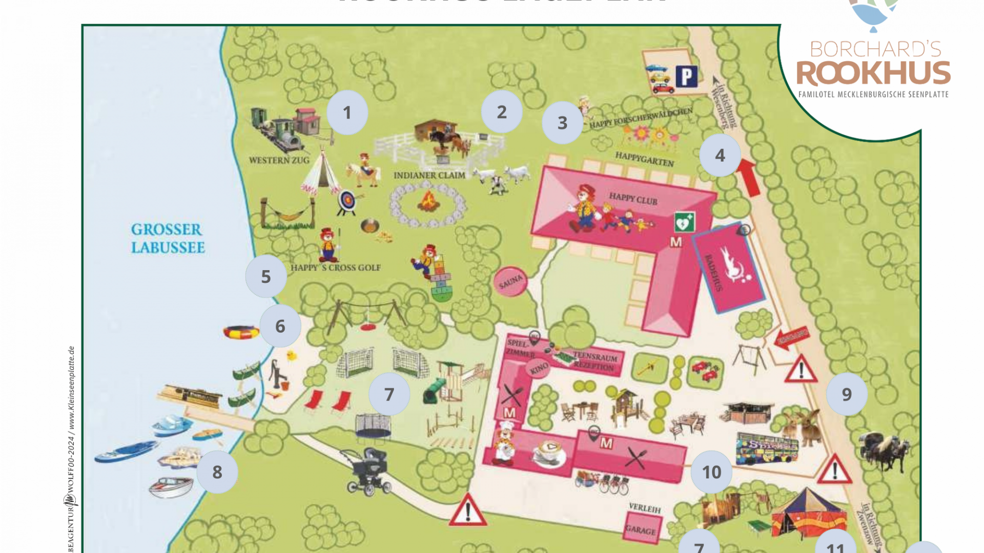 Der Lageplan zeigt die verschiedenen Erlebnisse und Einrichtungen des Familienhotels Borchard’s Rookhus direkt am Großen Labussee. Zahlreiche Freizeitangebote, Spielplätze und Abenteuerbereiche verteilen sich auf dem weitläufigen Gelände, um den Gästen ein unvergessliches Urlaubserlebnis zu bieten.