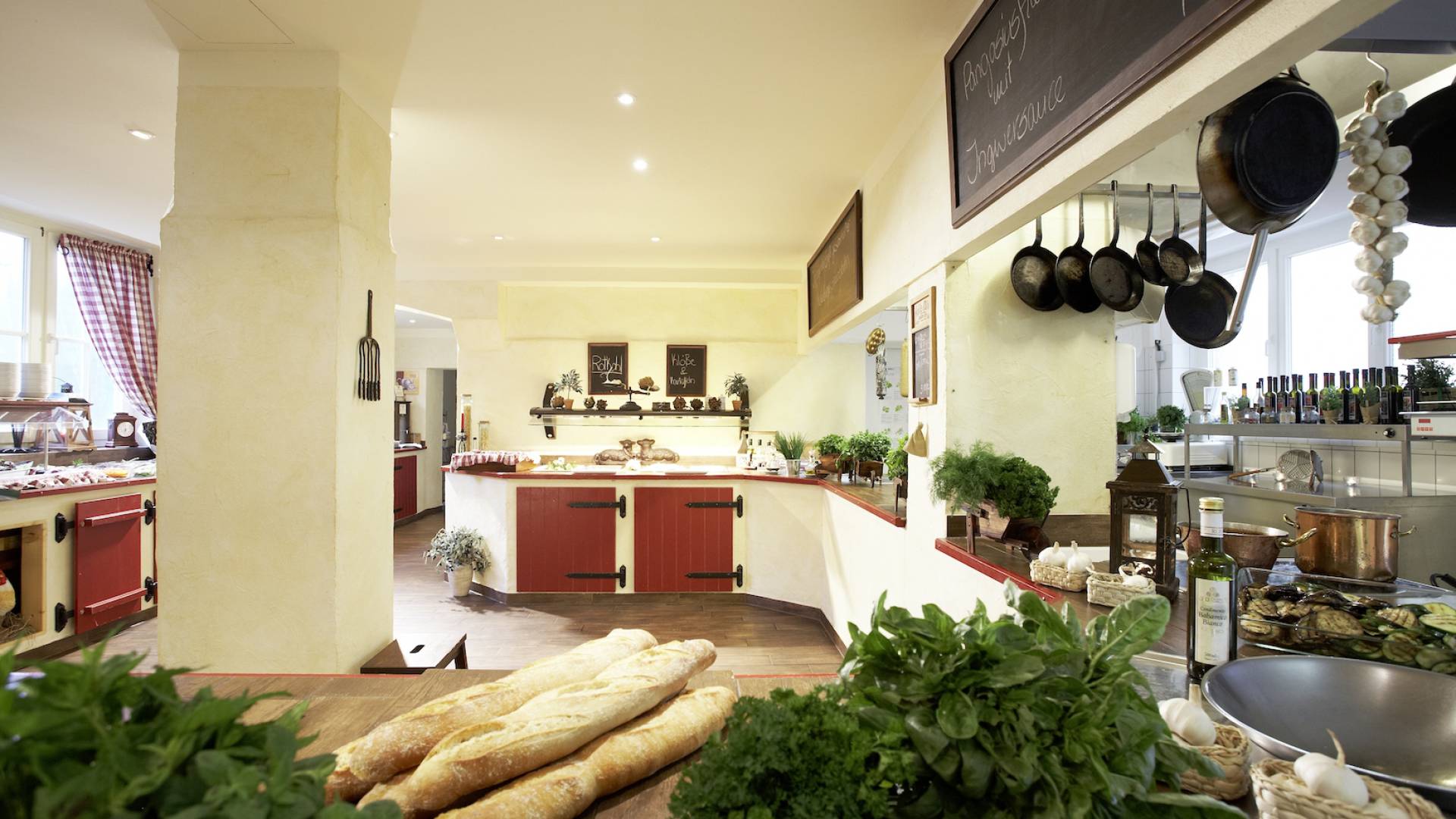 In der Country Kitchen der offenen Show Küche werden alle Büfetts gereicht